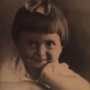 А тут ей всего три года. Танечка родилась в Одессе, ходила в школу вундеркиндов с Эмилем Гилельсом, потом была в юношеской сборной Украины по волейболу, плаванию и теннису, потом закончила ГИТИС и стала актрисой, как раньше говорили, "речевого жанра".