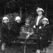Матвей Иосифович и Розалия Яковлевна с сыновьями – Колей, Жоржем и Володей (20-е годы)